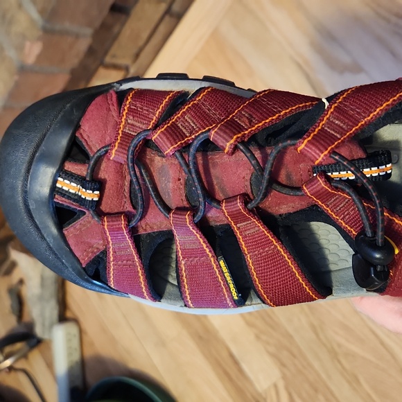 Keen Outdoor Hiking Waterproof Sandals Adjustable Lace Size 10 Maroon Burgundy - Picture 11 of 12